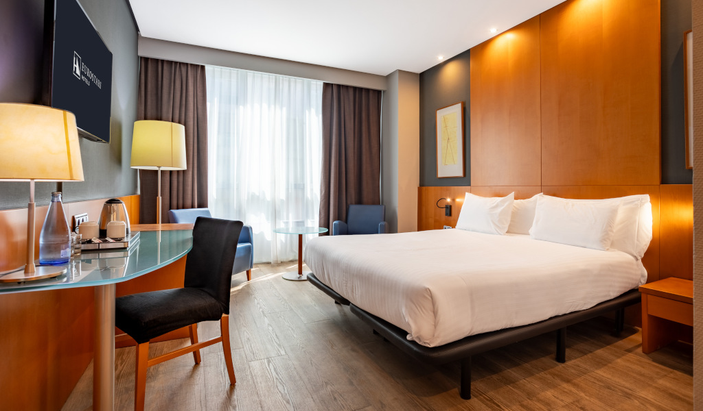 Hotelzimmer mit Doppelbett, Schreibtisch und Stuhl in Santa Cruz de Tenerife.
