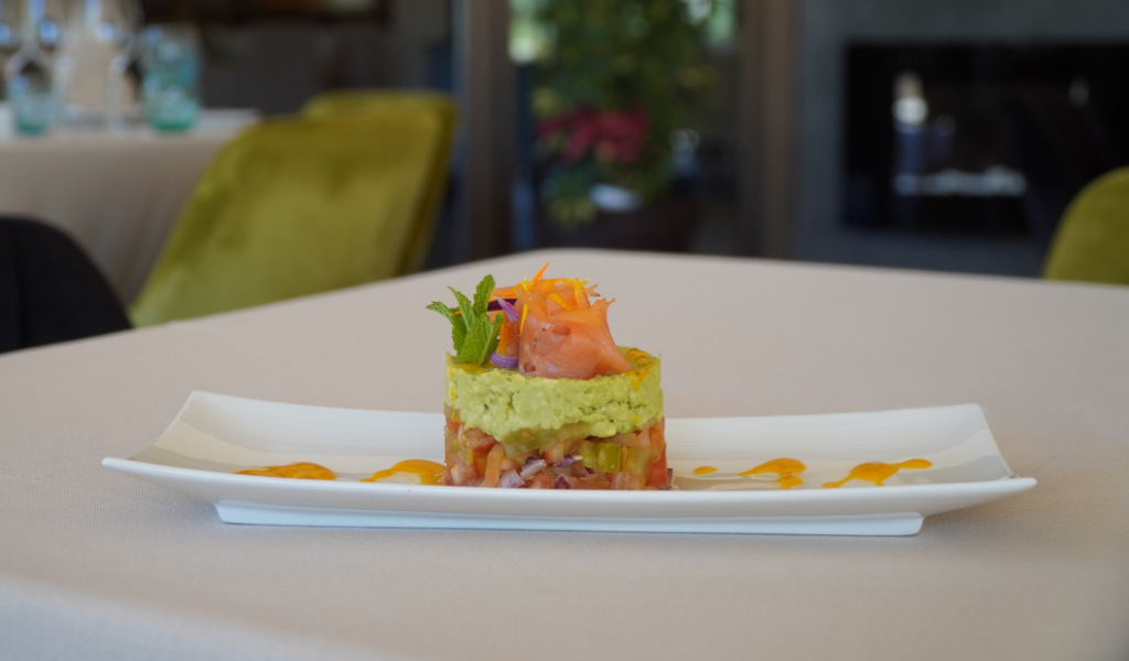 Ein Gericht mit Avocado und Lachs auf einem Teller, serviert in einem Restaurant in Tenerife.