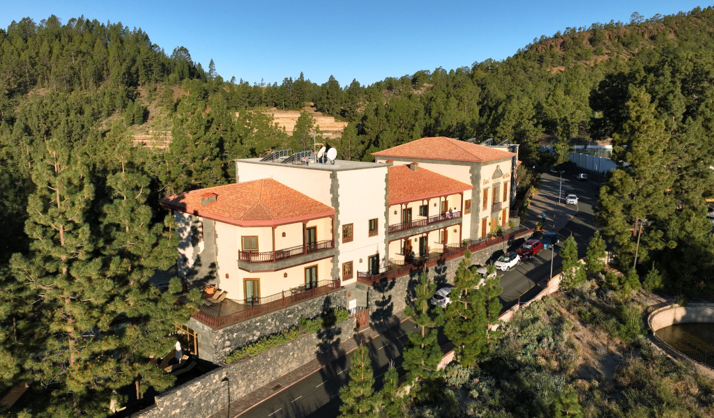 Gebäude inmitten von Kiefern im Coronas-Wald, Teneriffa.