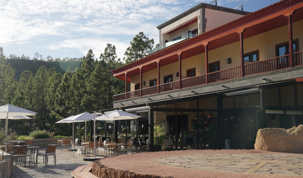 Außenansicht eines Gebäudes mit Terrasse und Kiefern in Teide, Teneriffa.