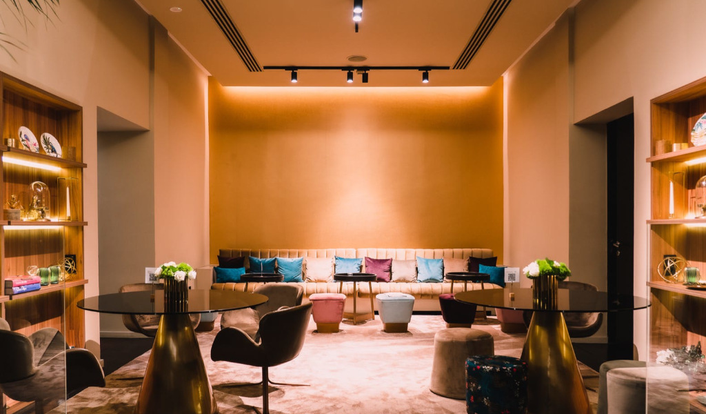 Eleganter Wartebereich mit Sofas und Tischen in einem Hotel in Teneriffa.