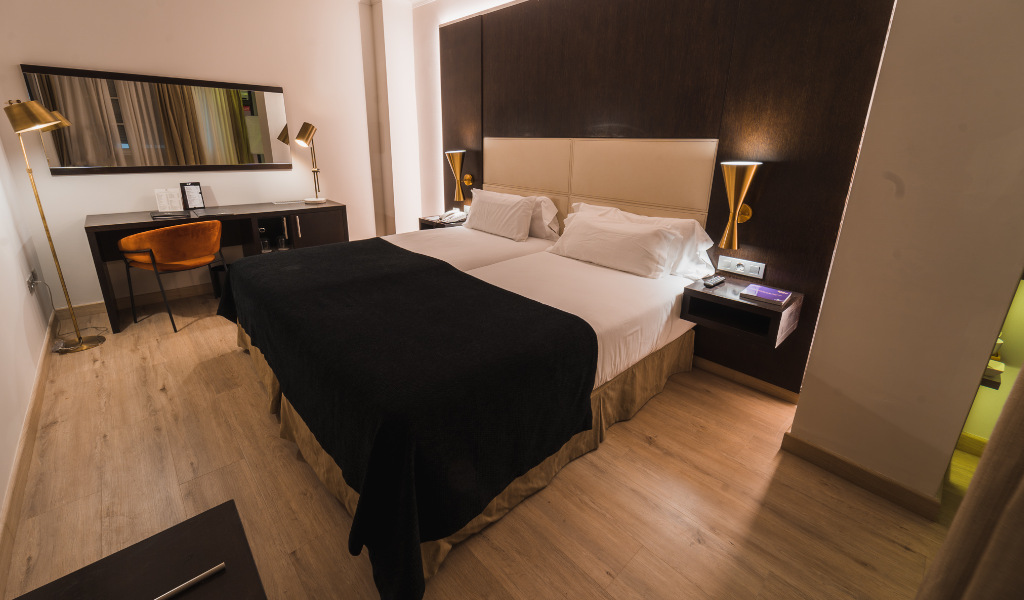 Zwei Einzelbetten in einem Hotelzimmer in Puerto de la Cruz, Teneriffa.