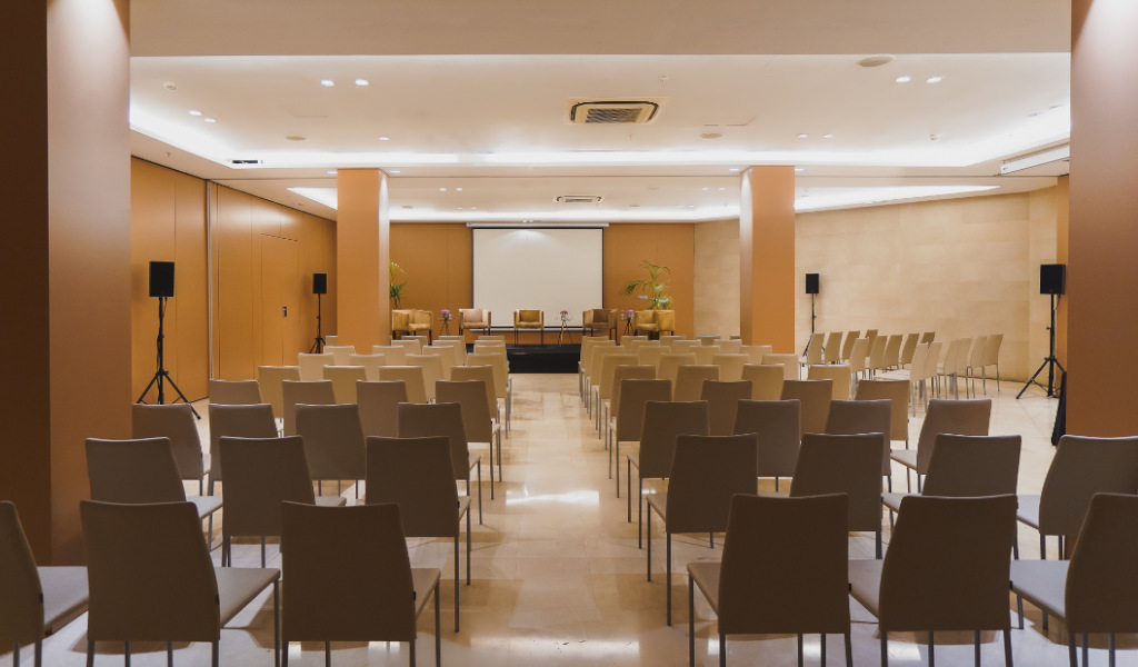 Konferenzraum mit Bestuhlung und leeren Stühlen in Santa Cruz de Tenerife.