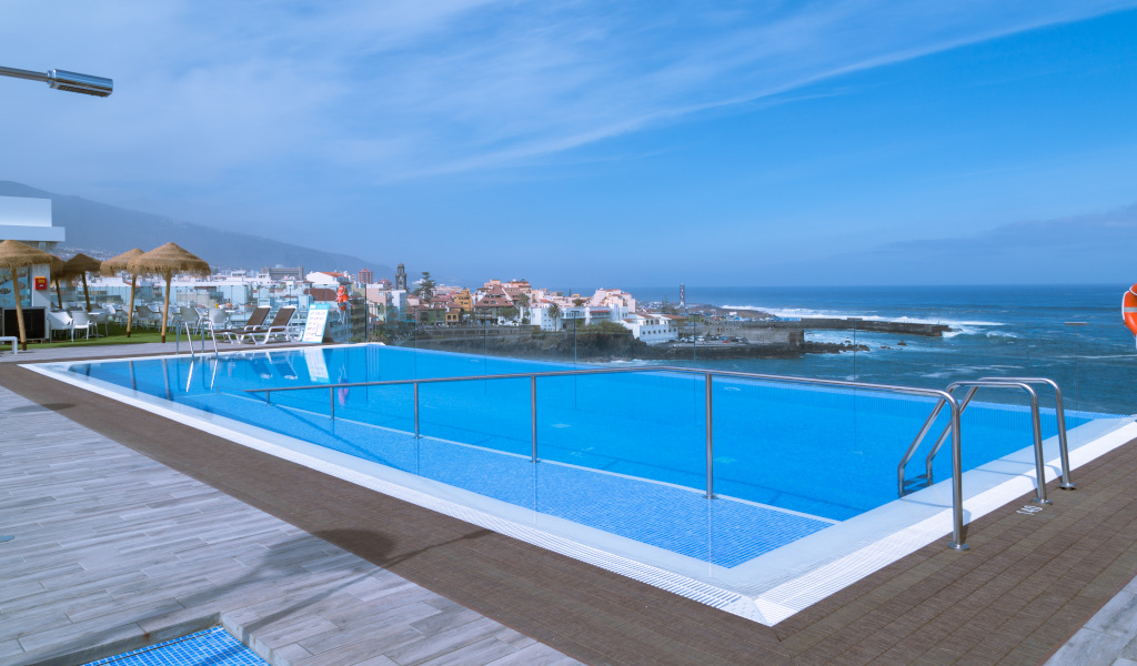 Infinity-Pool mit Blick auf das Meer und Puerto de la Cruz, Teneriffa.