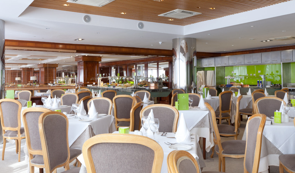 Restaurant mit gedeckten Tischen in Santa Cruz de Tenerife.