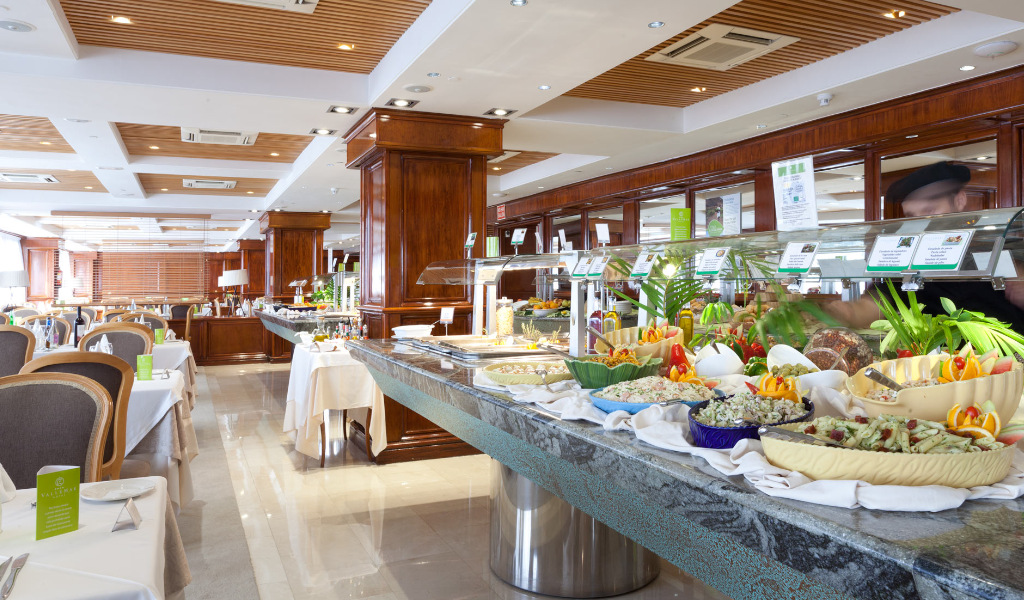 Buffet-Restaurant mit verschiedenen Speisen in einem Hotel auf Teneriffa.