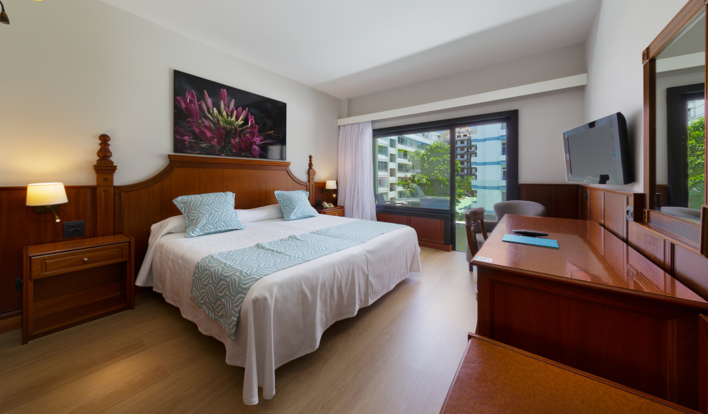 Doppelzimmer mit Balkonblick in Santa Cruz de Tenerife.