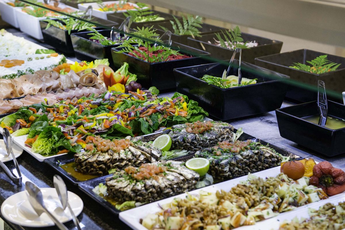 Buffet mit bunten Salaten und Meeresfrüchten, angeboten in Tenerife.