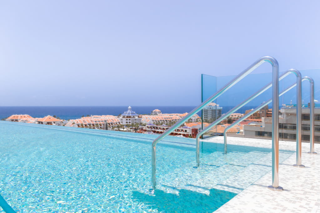 Infinity-Pool mit Meerblick in Playa de las Américas, Teneriffa.
