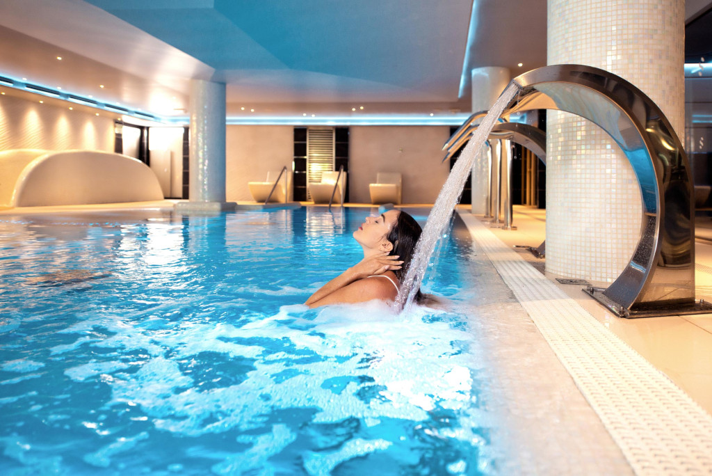 Person in einem Indoor-Pool in Santa Cruz de Tenerife mit Wasserfall.