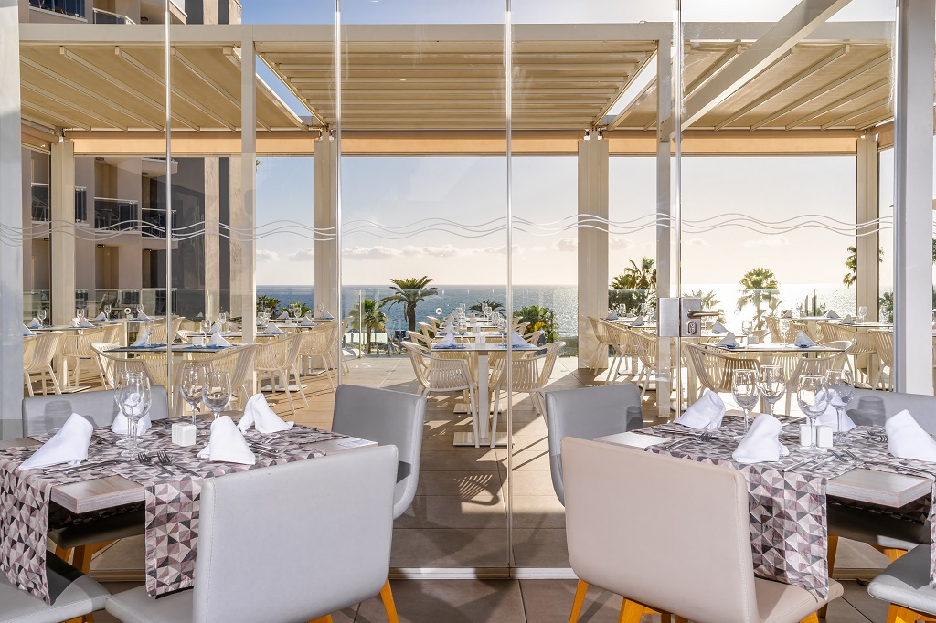 Restaurantterrasse in Teneriffa mit Meerblick.