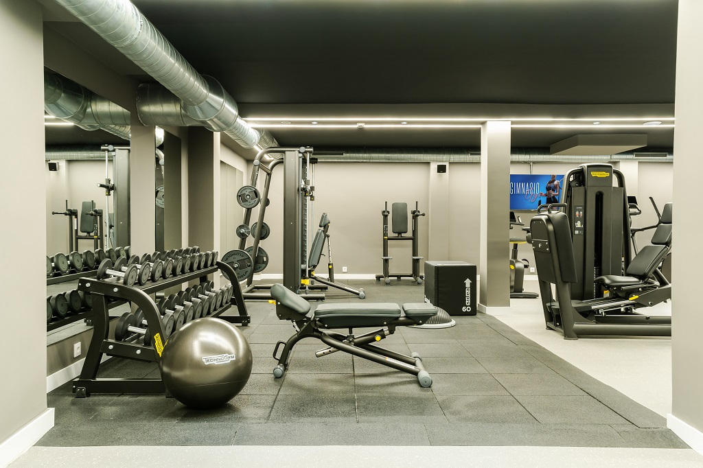 Fitnessstudio mit Hanteln, Bänken und Geräten in Teneriffa.