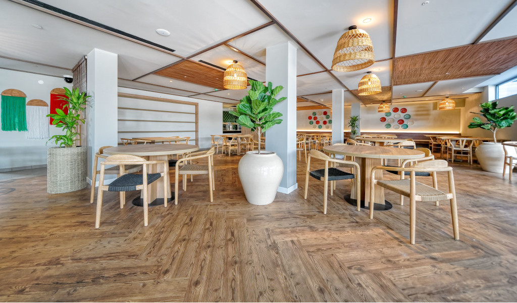 Elegantes Holztische und Stühle in einem modernen Restaurant in Santa Cruz de Tenerife.