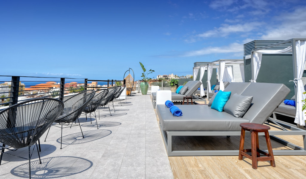 Dachterrasse mit Liegestühlen und Meerblick in einem Hotel in Tenerife.