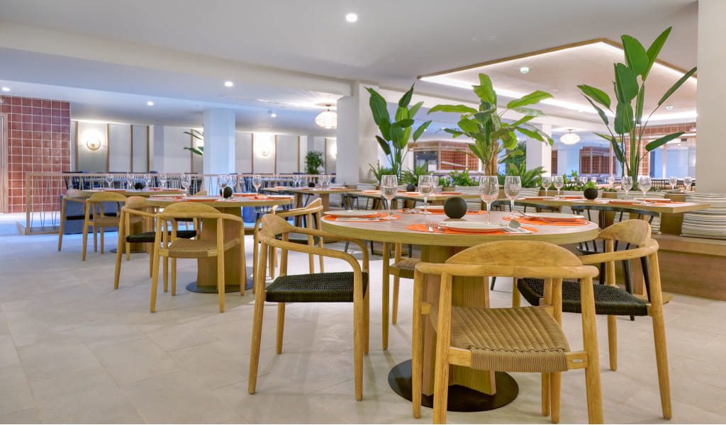 Rundtische im modernen Restaurant in Los Cristianos, Teneriffa mit Holzmöbeln.
