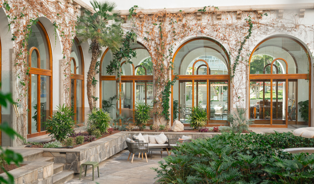 Gartenbereich mit Pflanzen und Sitzmöbeln in einem Innenhof in Teneriffa.
