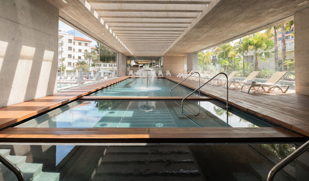 Innenpool mit Liegestühlen und Fontäne in Santa Cruz de Tenerife.