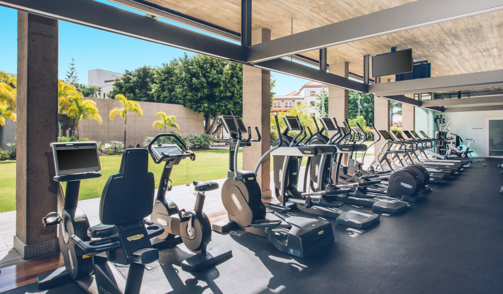 Fitnessraum mit Laufbändern und Fahrrädern, Außenbereich, Teneriffa.