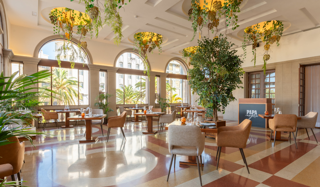 Restaurant mit Pflanzen und Tischen im Papá Negra in Santa Cruz de Tenerife.