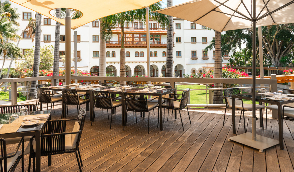 Außenbereich eines Restaurants in einem Hotelgarten in Santa Cruz de Tenerife.