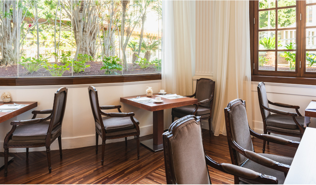Leerer Speisesaal mit Holztischen und Stühlen in Puerto de la Cruz, Teneriffa.