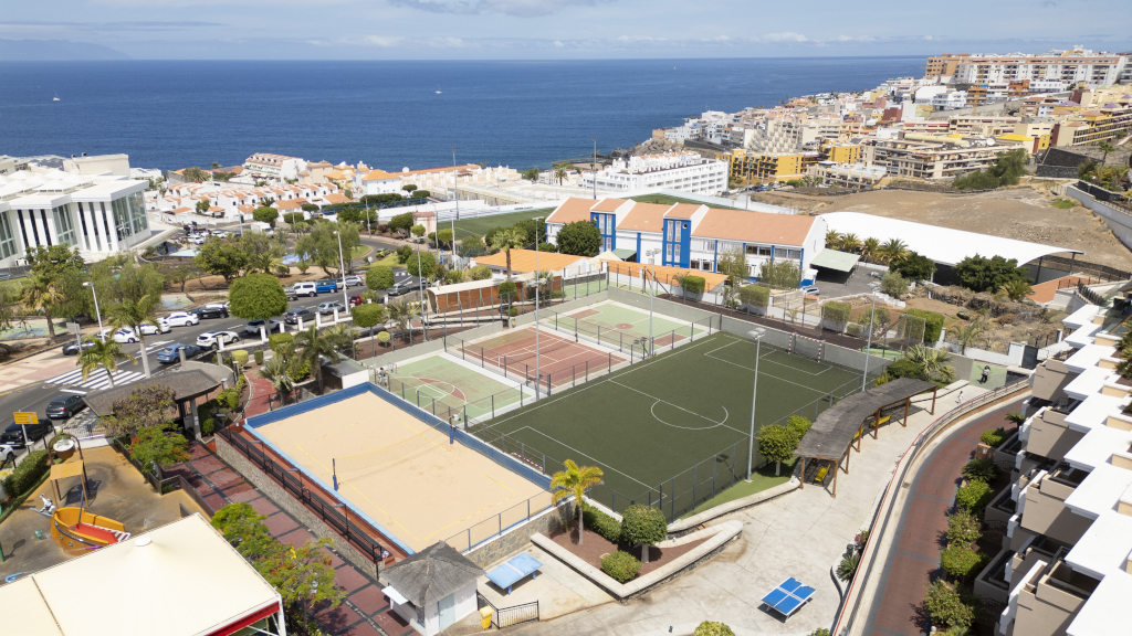 Sportplätze und Häuser mit Blick auf den Ozean in Adeje, Teneriffa.