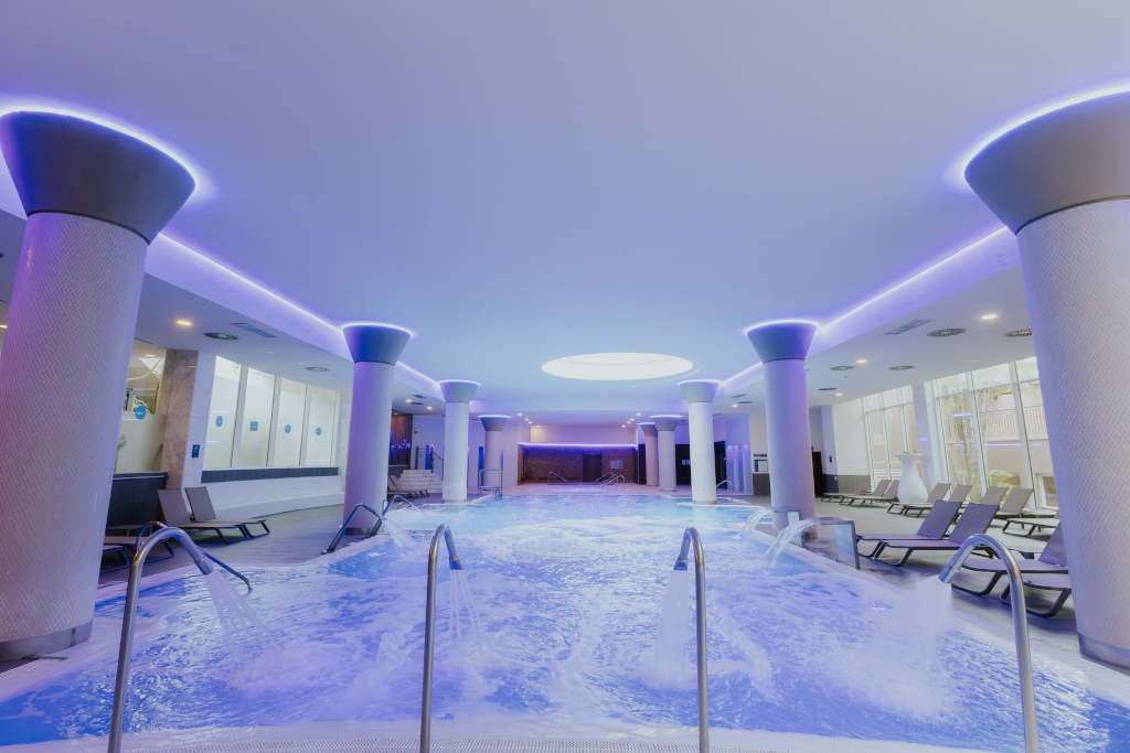 Spa Innenpool im Hotel in Tenerife mit sprudelndem Wasser und Liegen.
