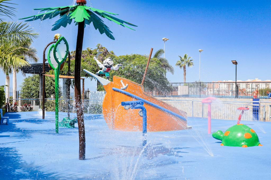 Kinderspielplatz mit Wasserspielen und Palmen in Santa Cruz de Tenerife.