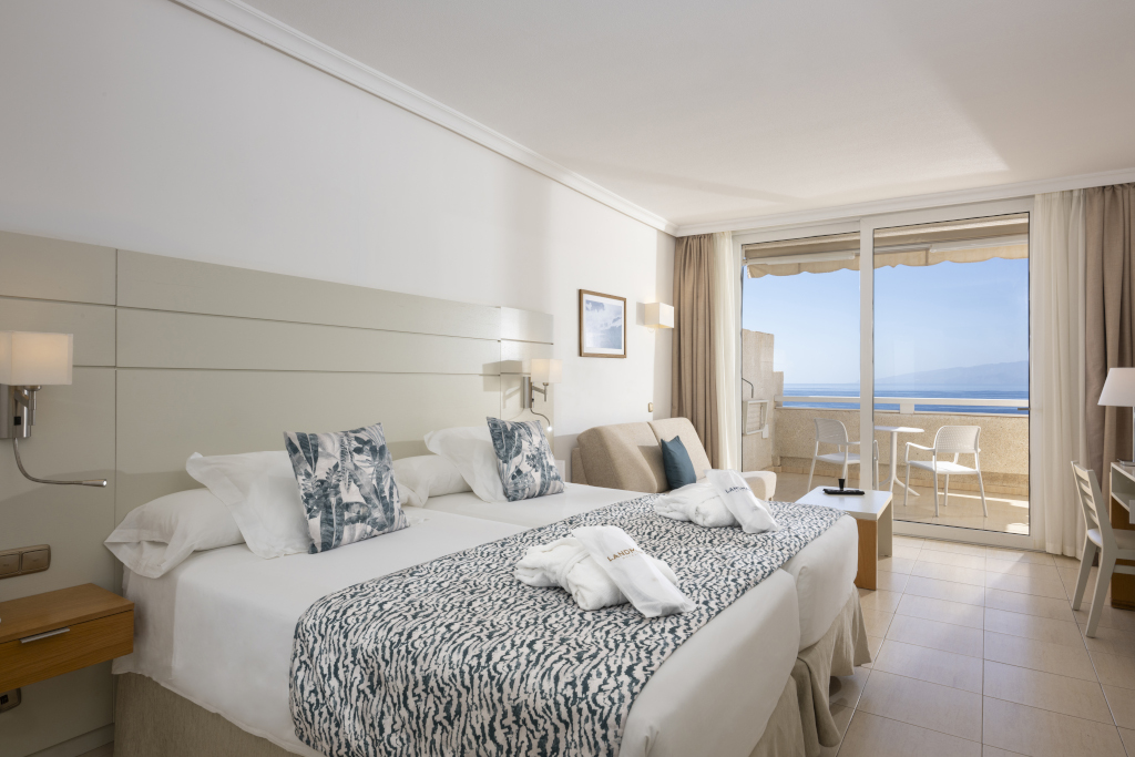 Hotelzimmer mit Doppelbett, Balkon mit Meerblick in Teneriffa.