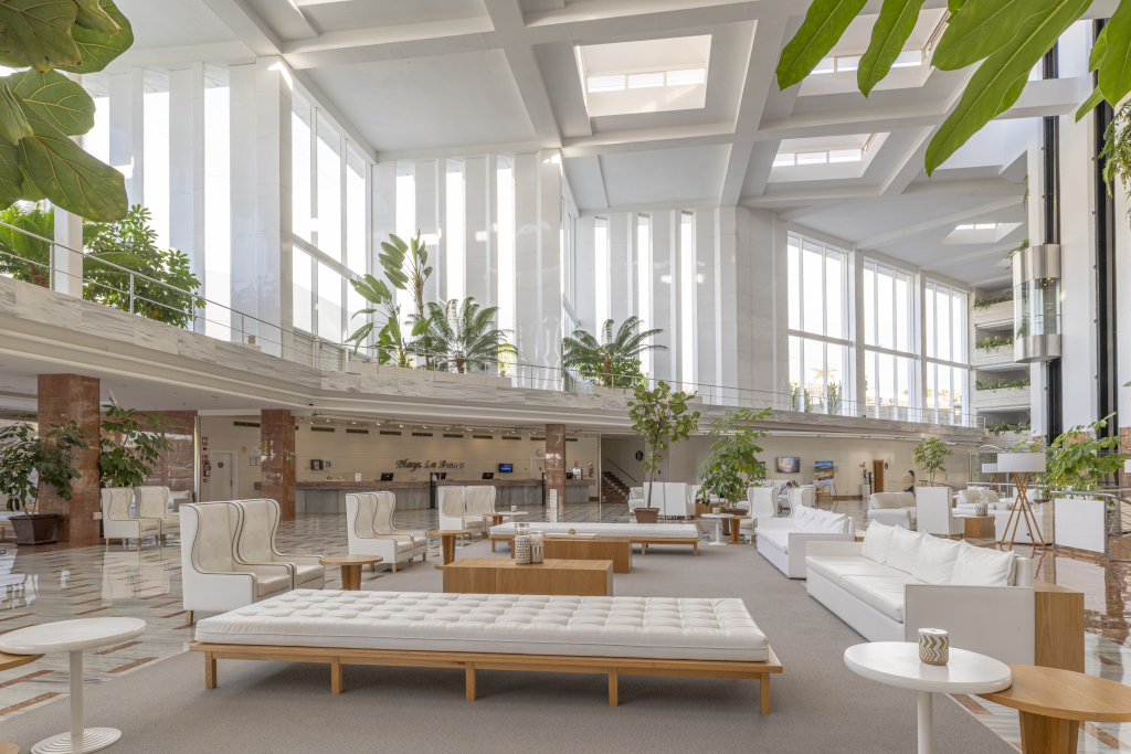 Große, lichtdurchflutete Hotellobby mit modernen Möbeln und Pflanzen in Costa Adeje.