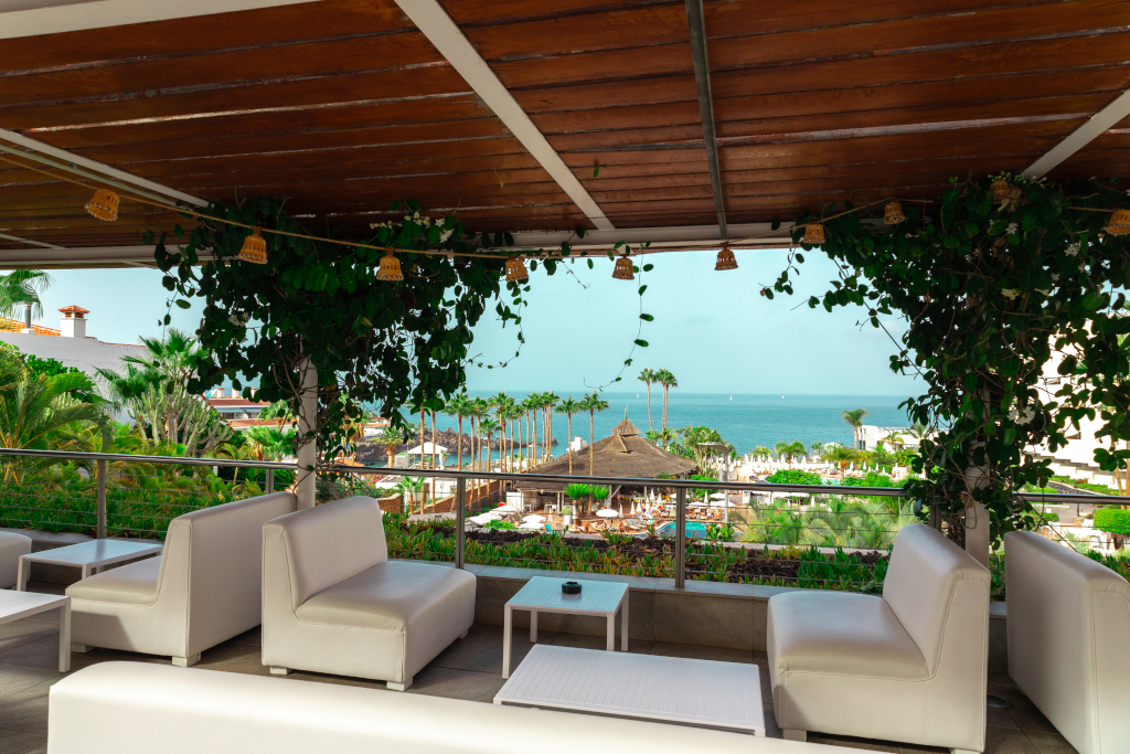 Terrasse mit weißen Sofas und Meerblick in Costa Adeje, Teneriffa.