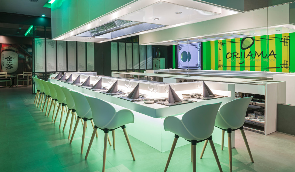 Stilvolles asiatisches Restaurant Orita im modernen Design in Tenerife.