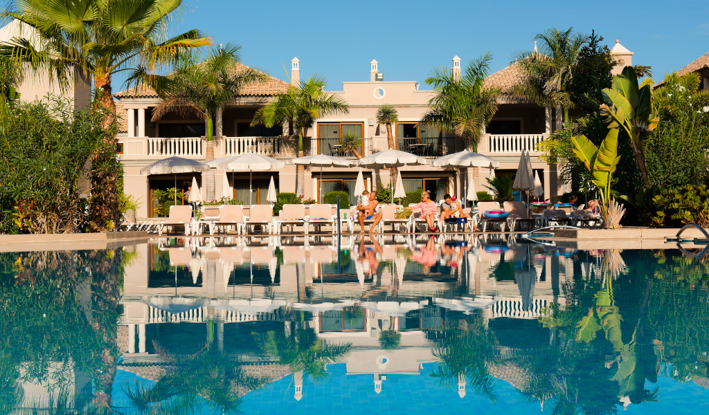 Luxusresort mit Palmen und Pool in Adeje, Teneriffa.