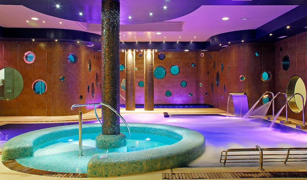 Whirlpool und Pool im Spa-Bereich in einem Hotel in Teneriffa.