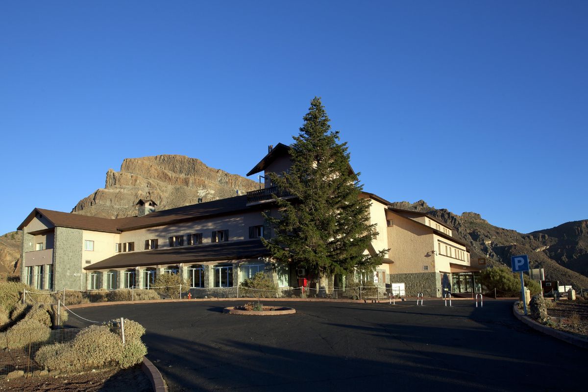 Hotelgebäude vor Berglandschaft im Teide-Nationalpark, Teneriffa.