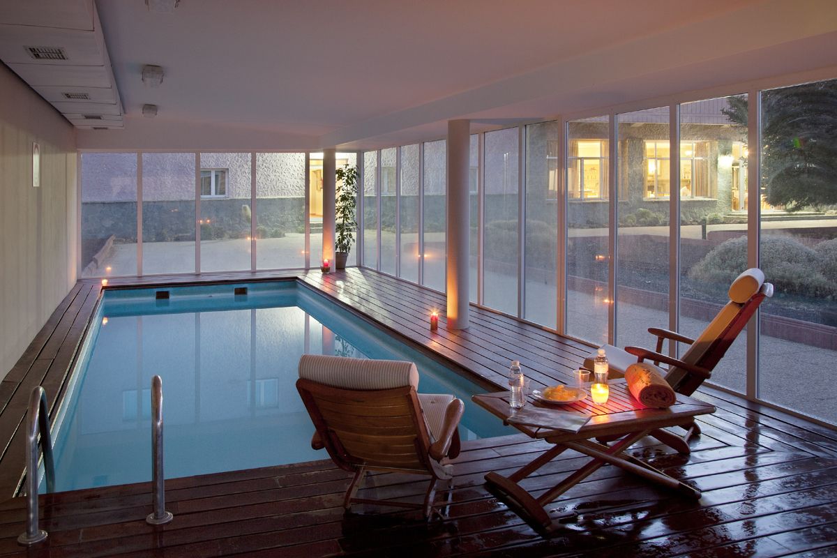 Hallenbad mit Liegestuhl und Kerzen in Hotel in Teneriffa.