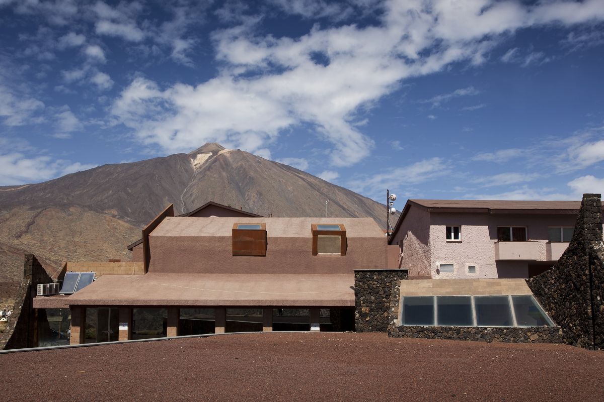 Gebäude im Teide-Nationalpark vor dem Teide-Vulkan auf Teneriffa.