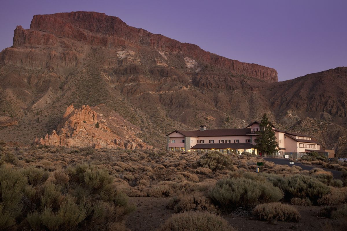 Hotel vor Berglandschaft im Teide-Nationalpark, Tenerife.