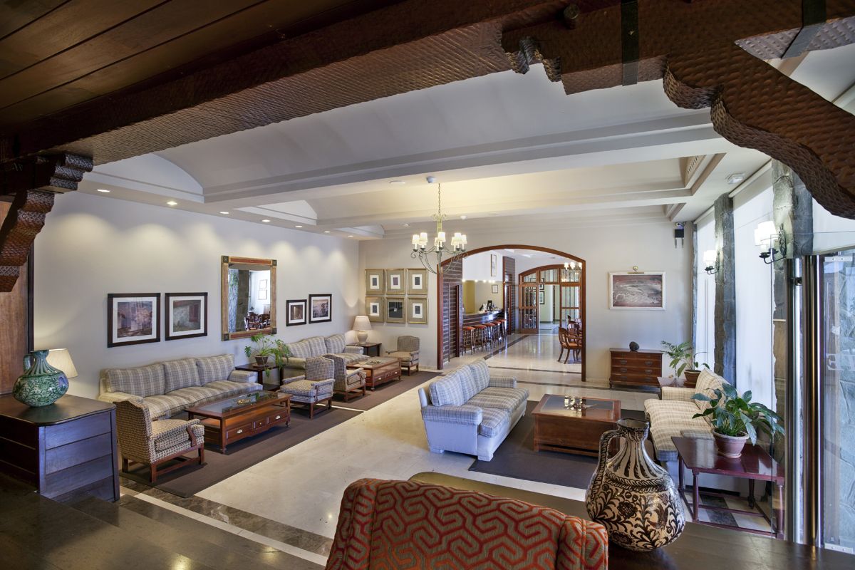 Lounge mit Sofas und Sesseln in einem eleganten Hotel in Puerto de la Cruz, Teneriffa.