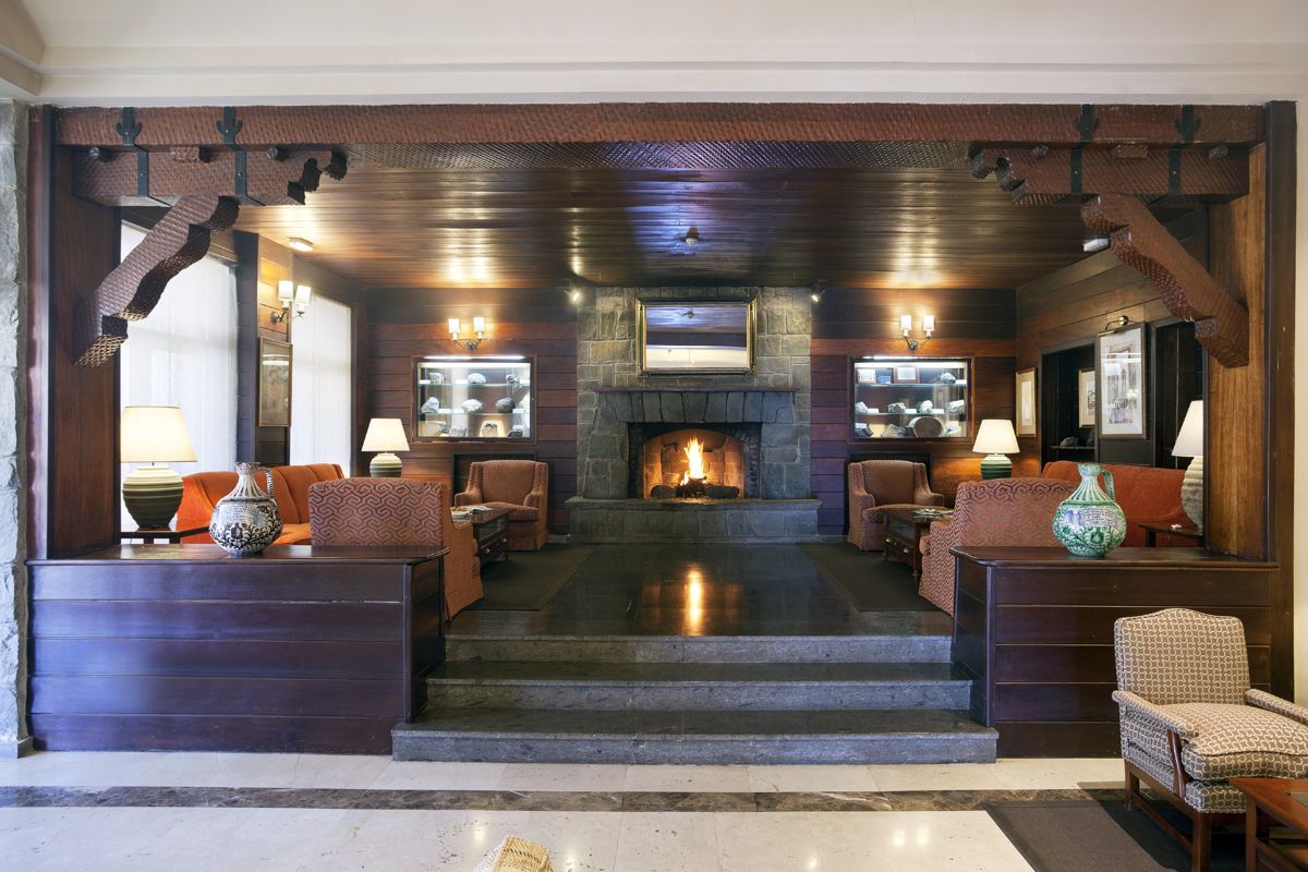 Gemütliches Hotel-Lounge mit Kamin in Santa Cruz de Tenerife.