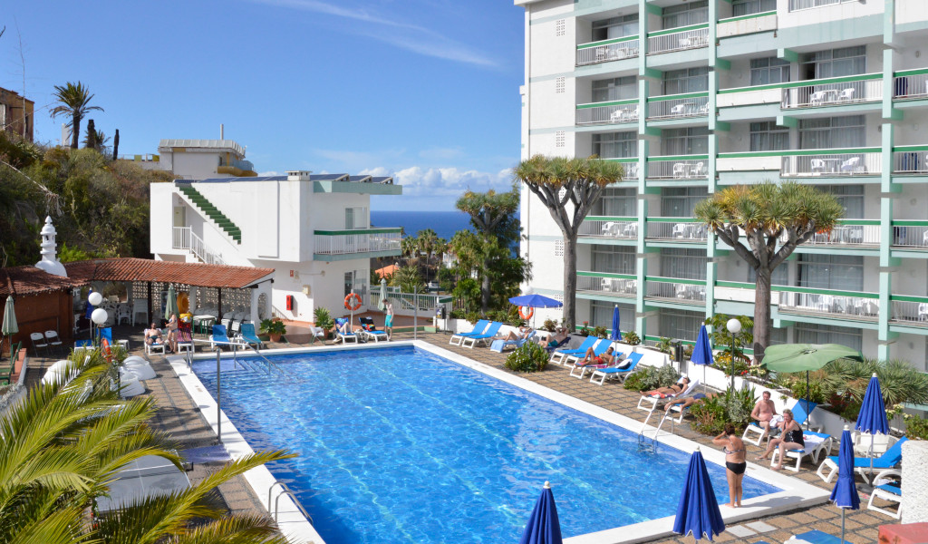 Außenpool mit Sonnenliegen in einem Hotel in Puerto de la Cruz, Teneriffa.
