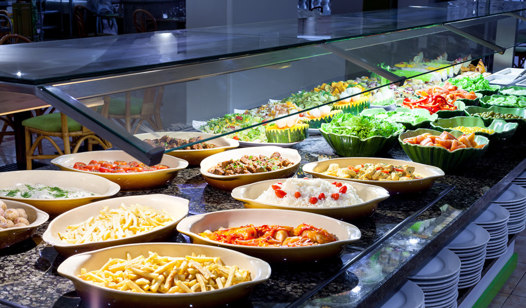 Buffet mit verschiedenen Salaten und Beilagen in einem Restaurant in Tenerife.
