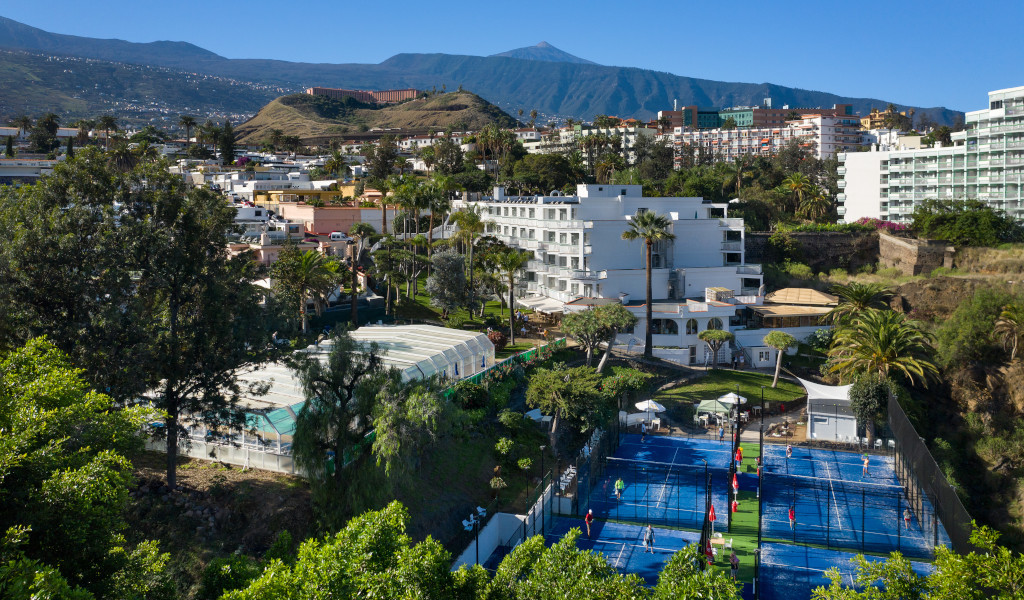 Tennisplätze und Gebäude in Puerto de la Cruz, Teneriffa, von Bergen umgeben.