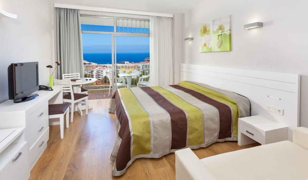Schlafzimmer mit Balkonblick auf das Meer in Costa Adeje, Tenerife.