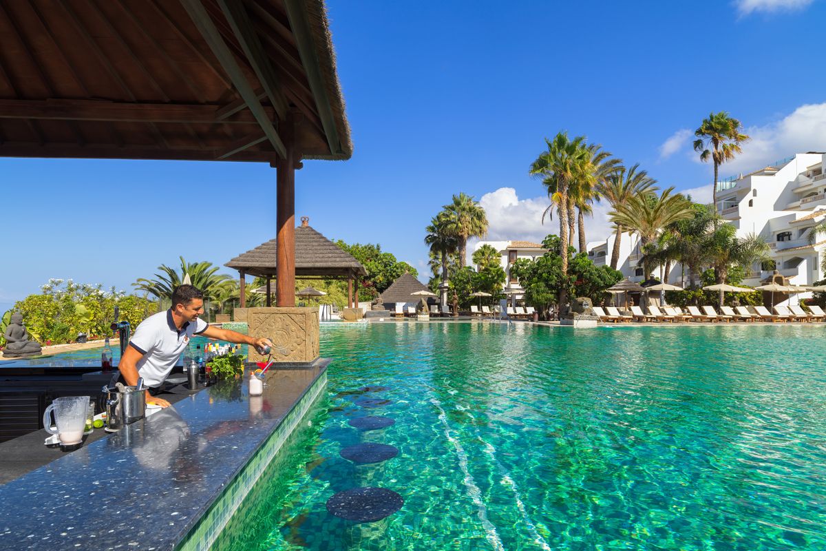 Barkeeper am Pool im Hotel auf Teneriffa mixend.
