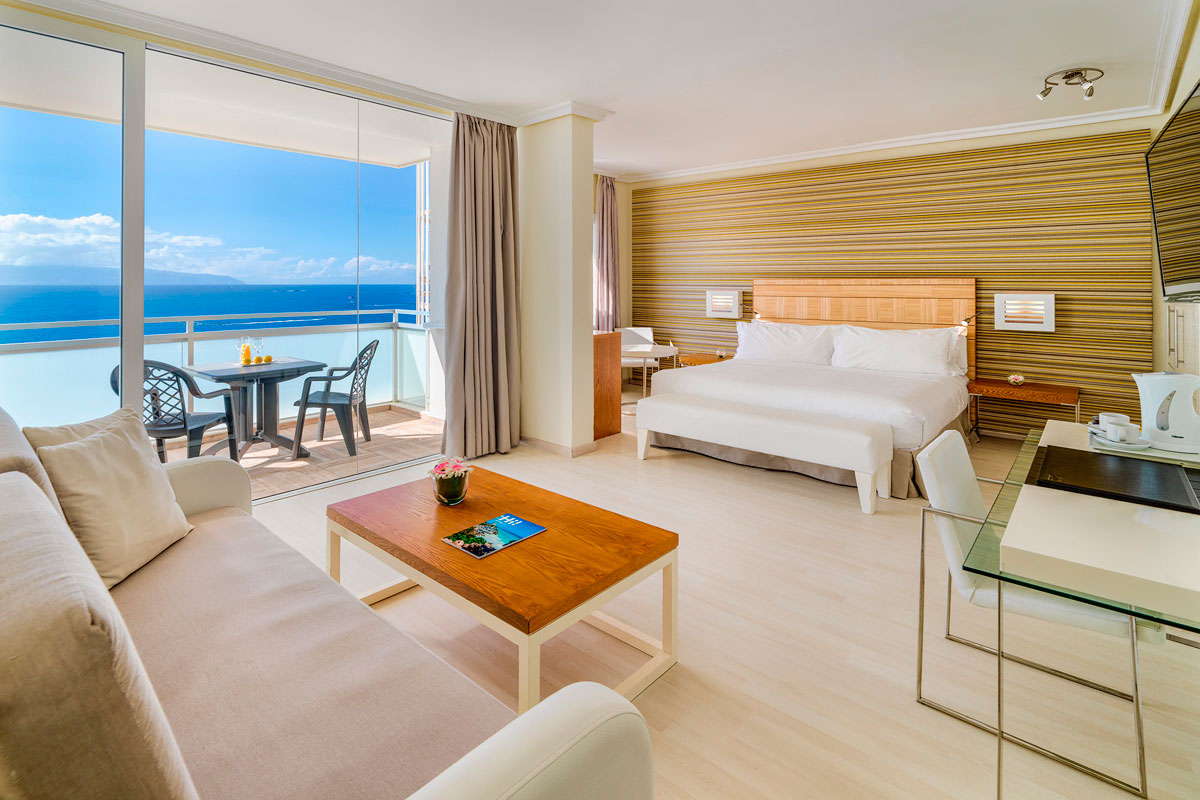 Modernes Hotelzimmer mit Balkon und Meerblick in Tenerife.