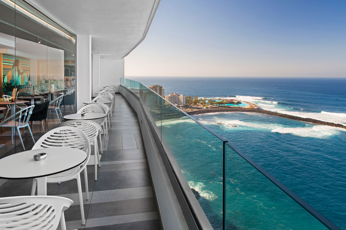 Terrasse mit Meerblick in Puerto de la Cruz, Teneriffa.