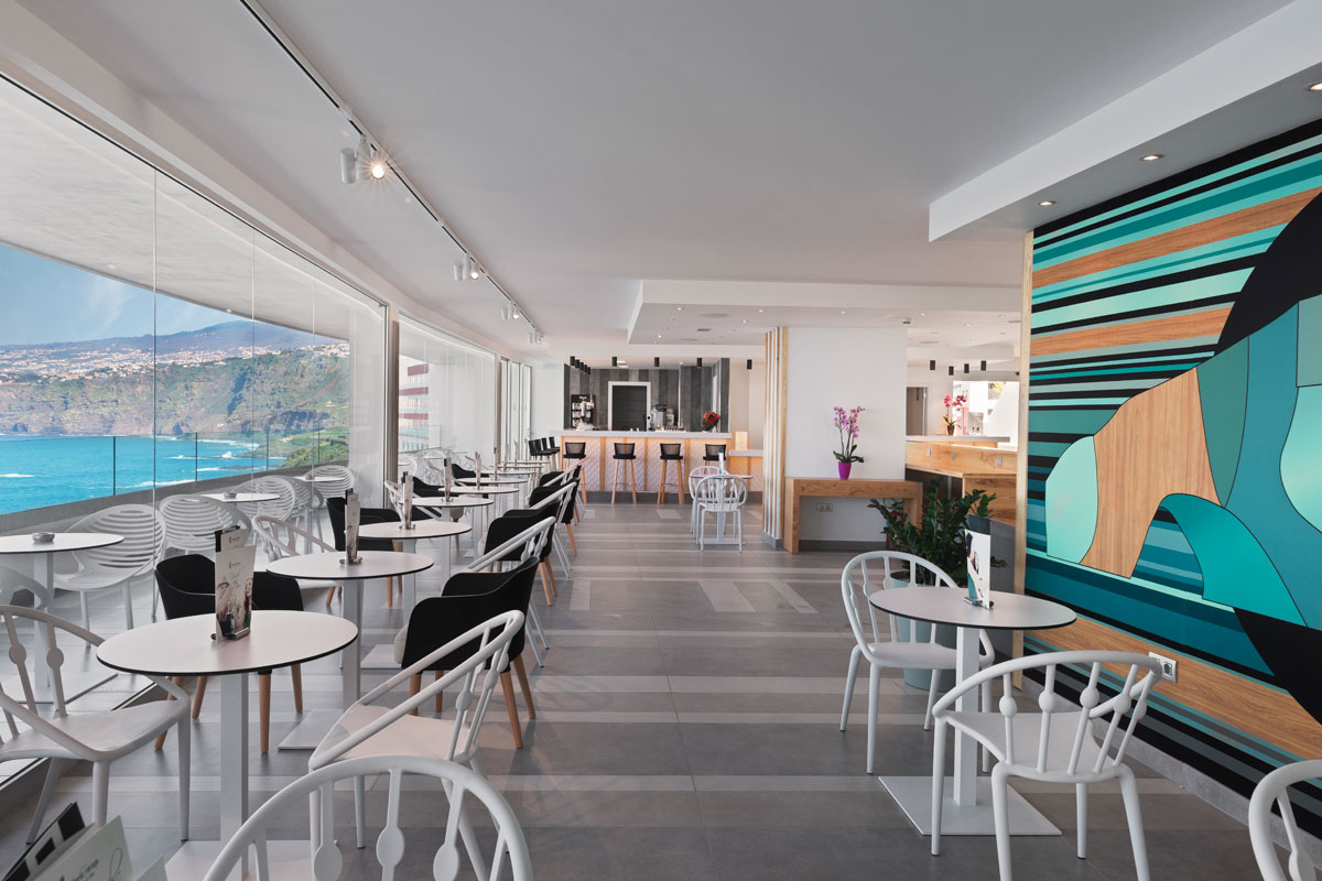 Moderne Cafeteria mit Blick auf die Küste in Puerto de la Cruz, Teneriffa.