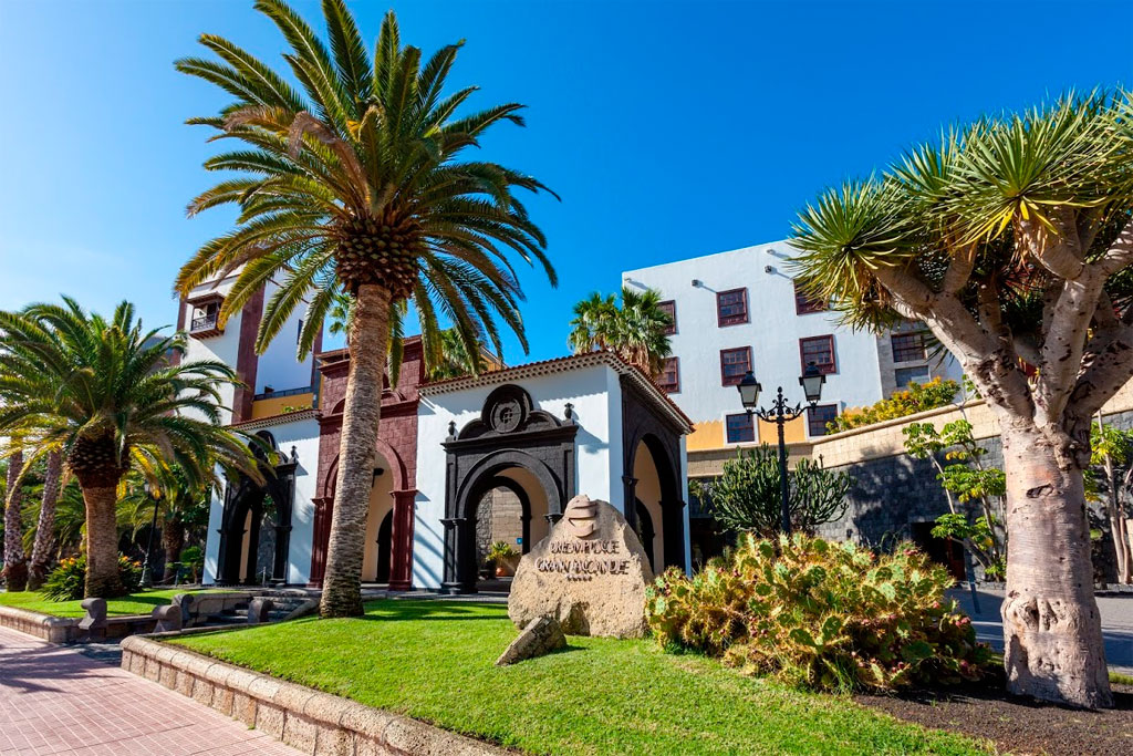 Historisches Gebäude umgeben von Palmen in La Orotava, Teneriffa.