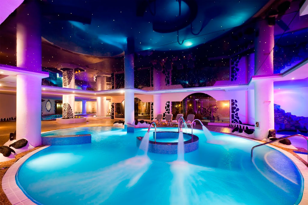 Innenpool mit Wasserfällen und Lichtern im Spa von Tenerife.